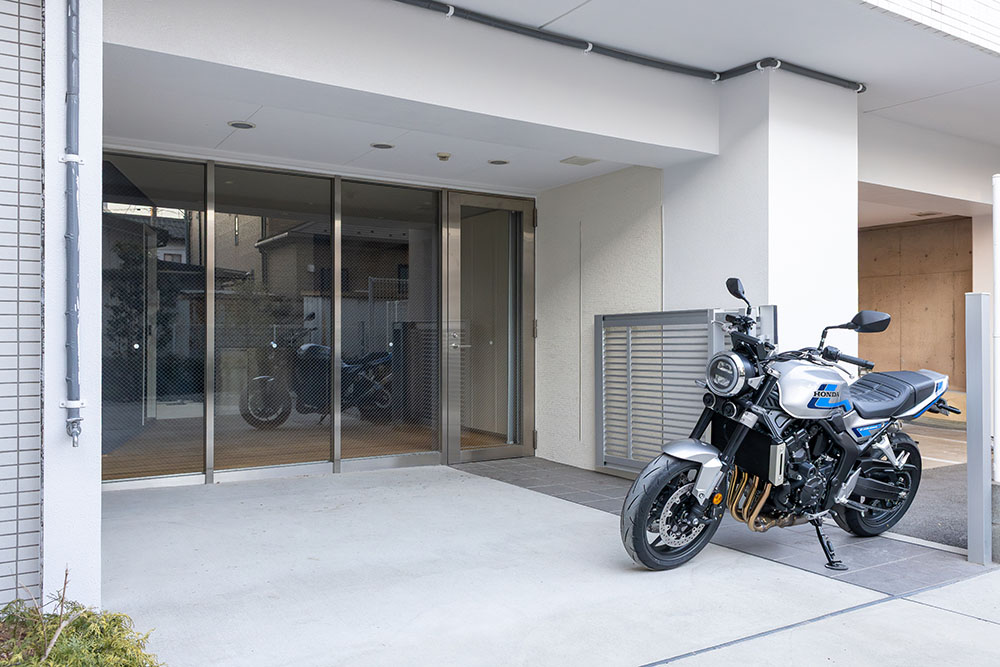 専用庭を出発するHONDA_CB1000F