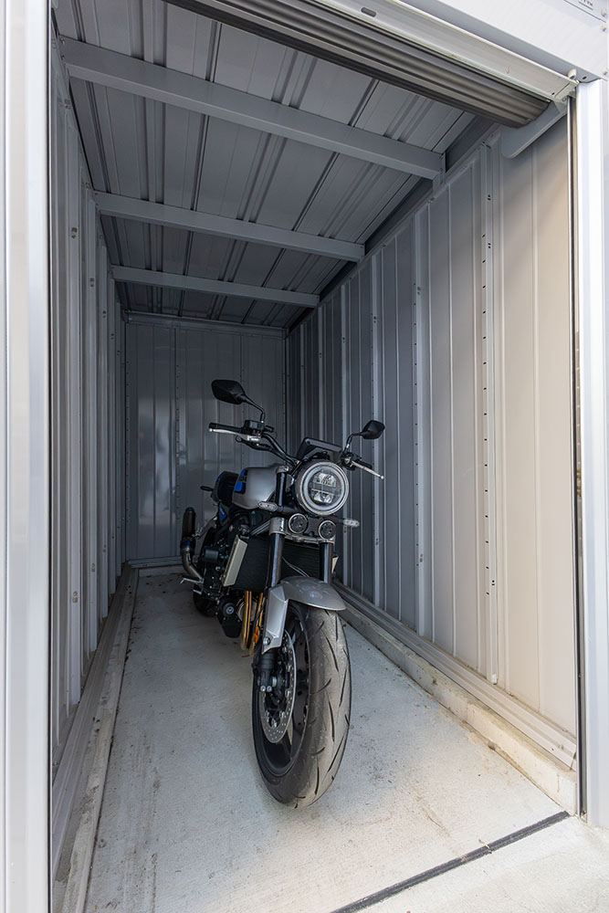 ガレージに駐車したCB1000F