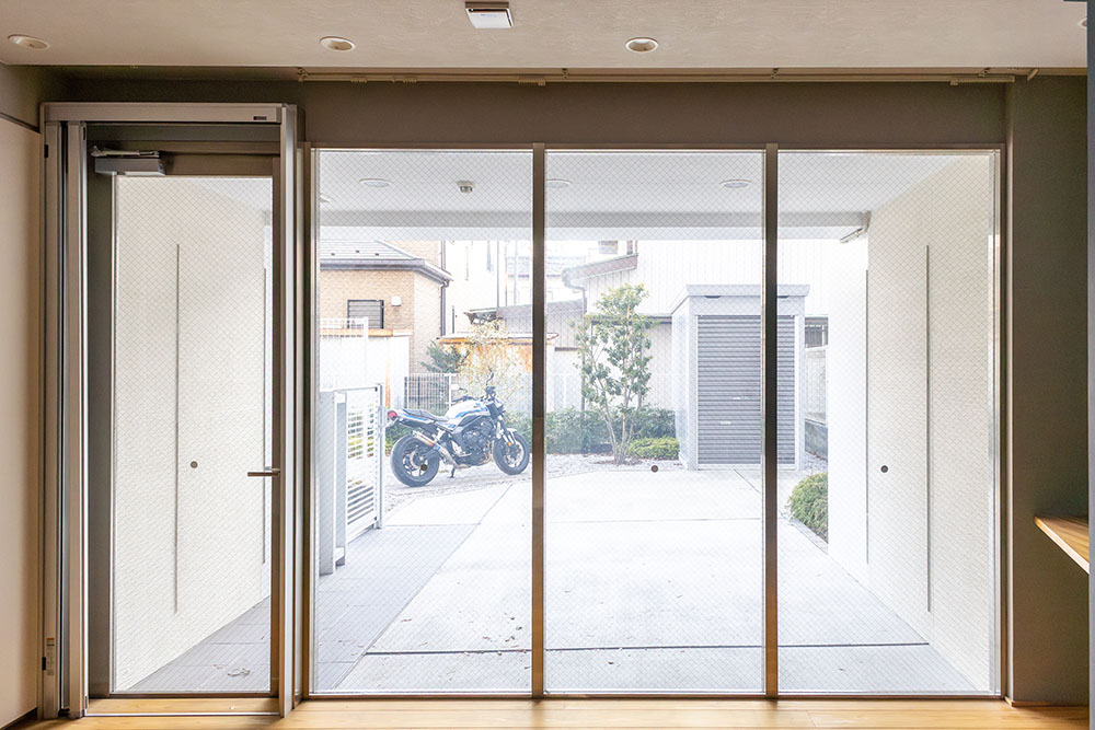 居室からは窓越しに庭を見渡せる