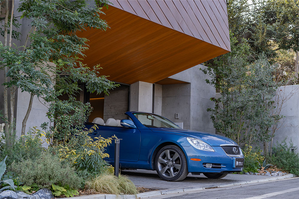 ガレージを出発するSC430