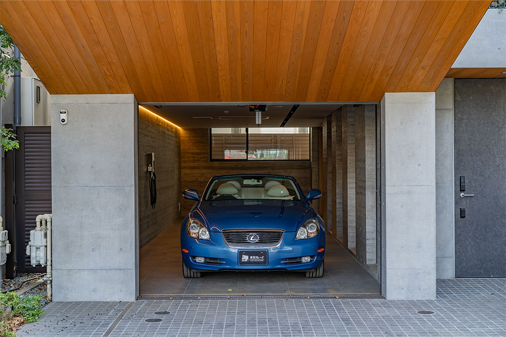 ガレージに駐車したSC430