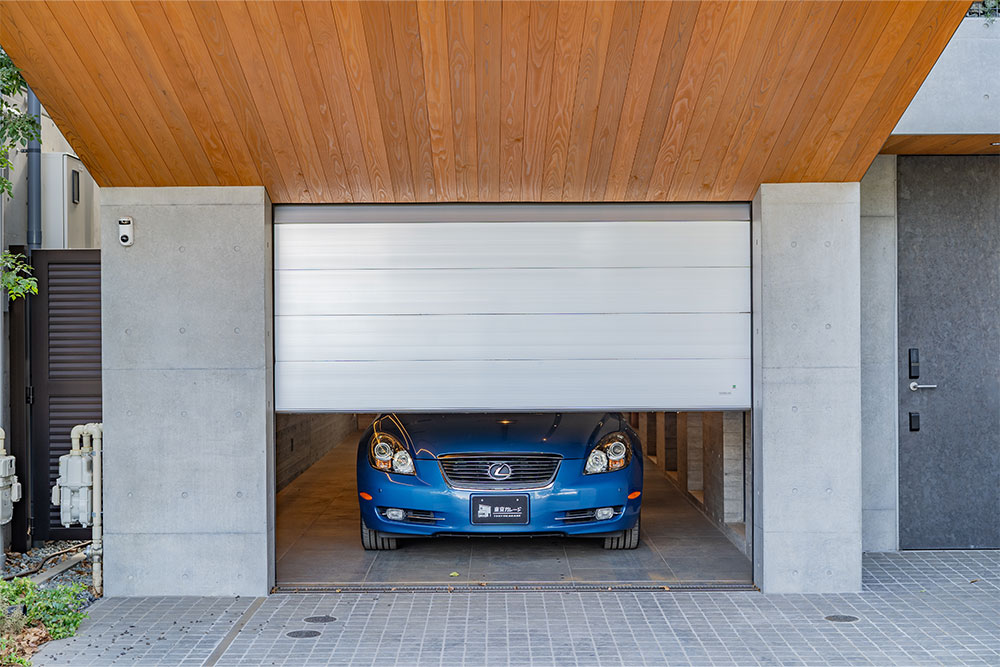 ガレージに駐車したSC430