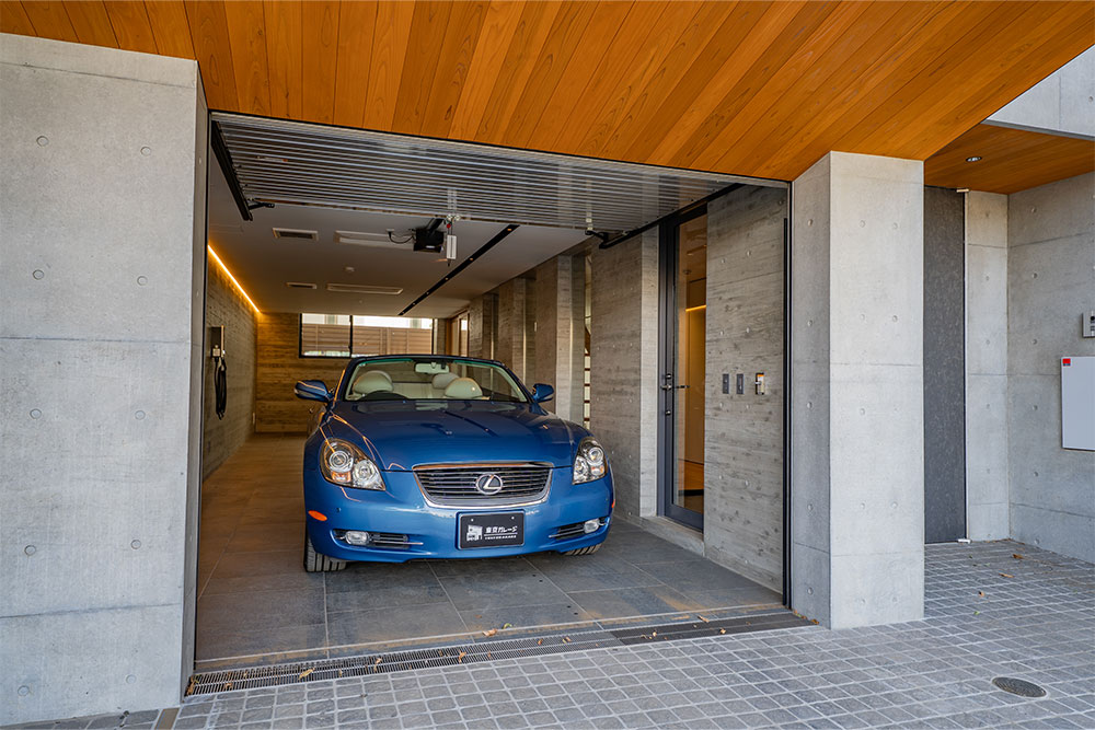 ガレージに駐車したSC430
