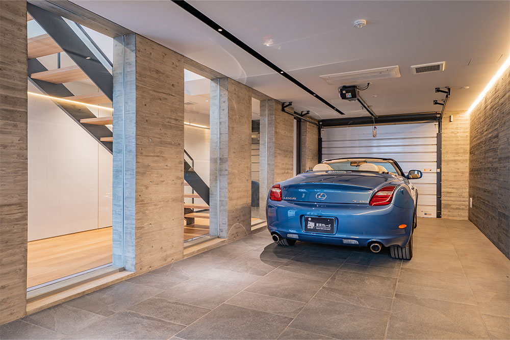 ガレージに駐車したSC430