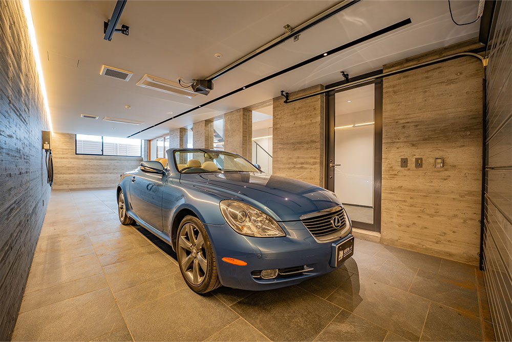 ガレージに駐車したSC430