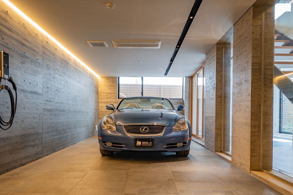 ガレージに駐車したSC430