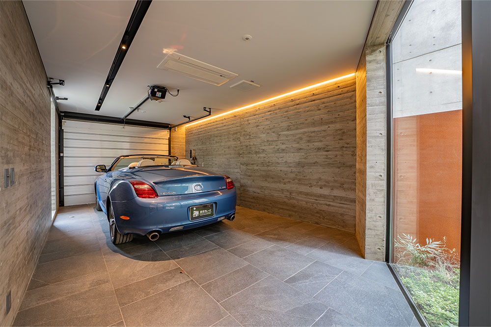 B-TYPEのガレージに駐車したSC430