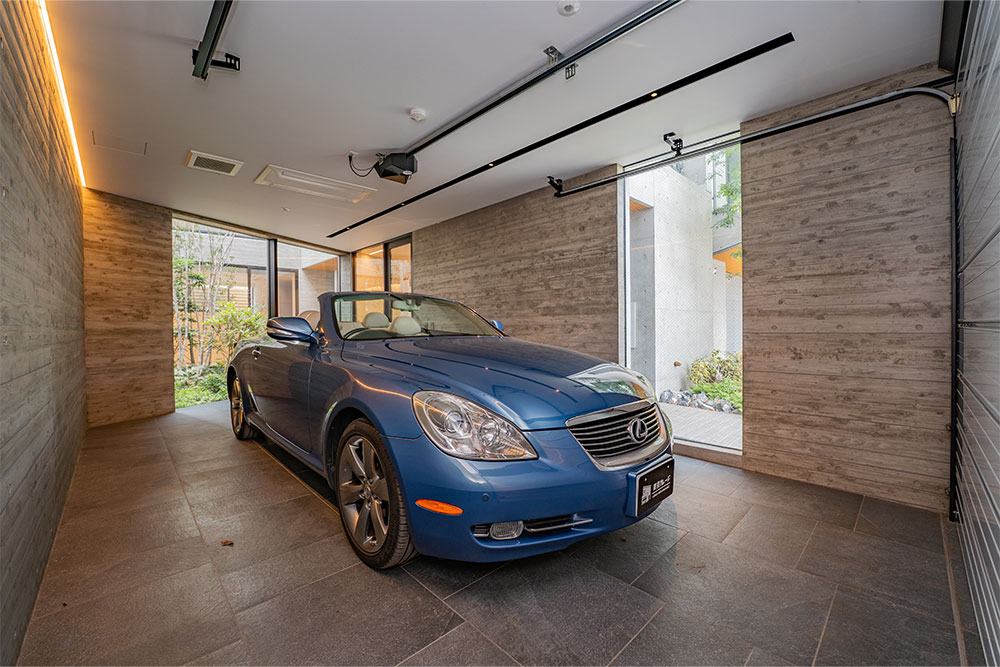 中庭越しに愛車が見えるガレージ（GREEN/BLACK）