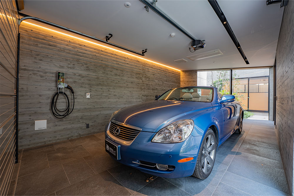 B-TYPEのガレージに駐車したSC430