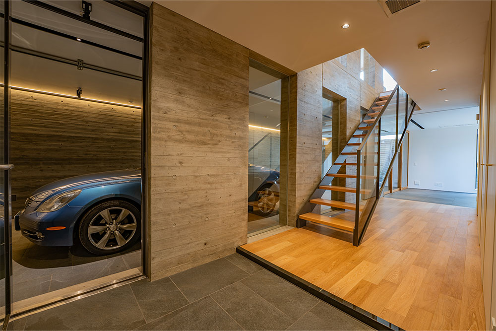 玄関から見たガレージ