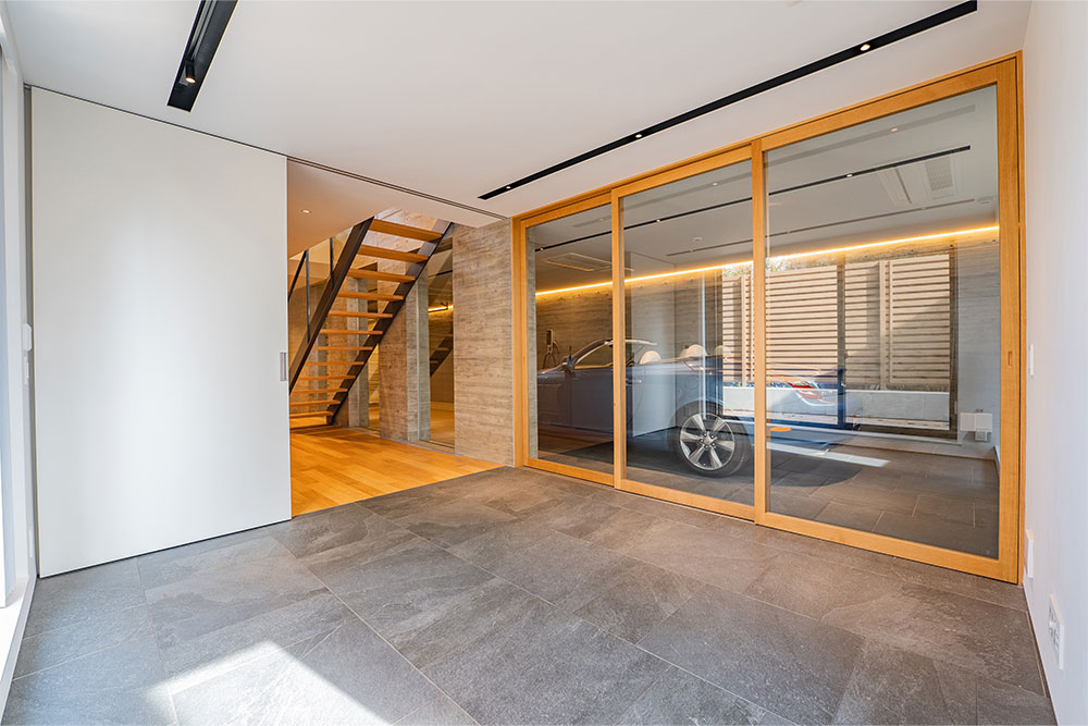 サービスルームから見たガレージ