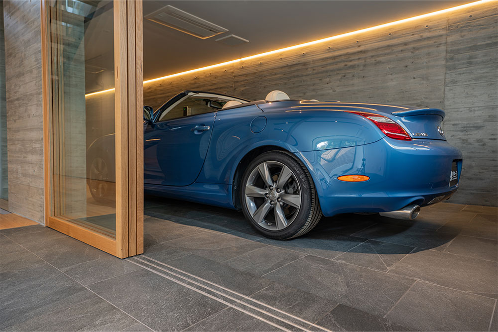 サービスルームから見たガレージ