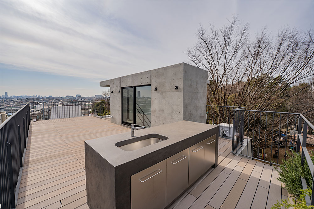 アイランド型の作業台を備えた屋上テラス