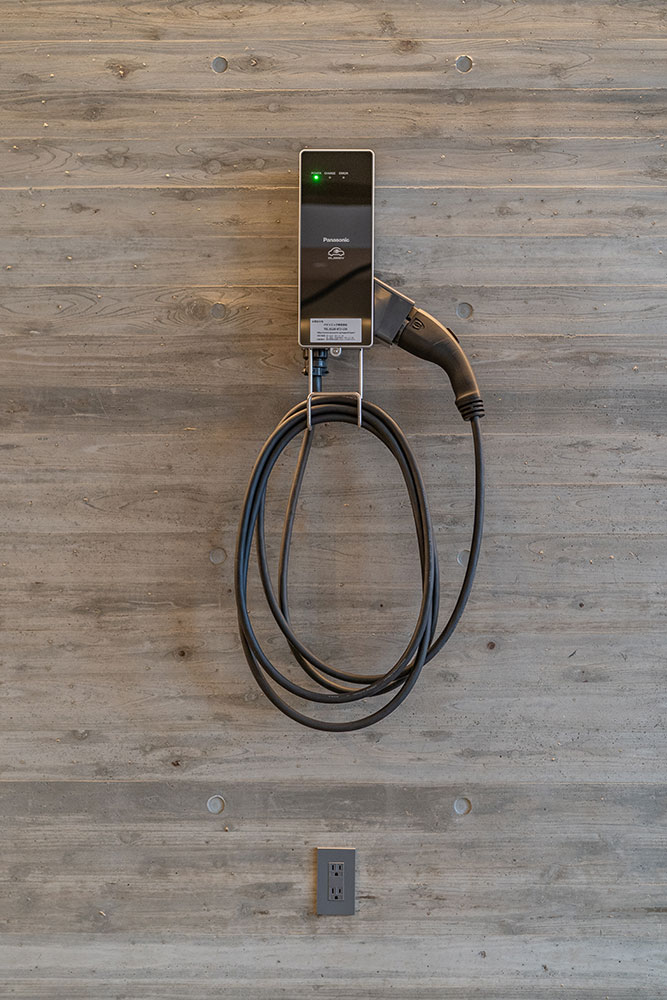 EV充電器と100Vコンセント