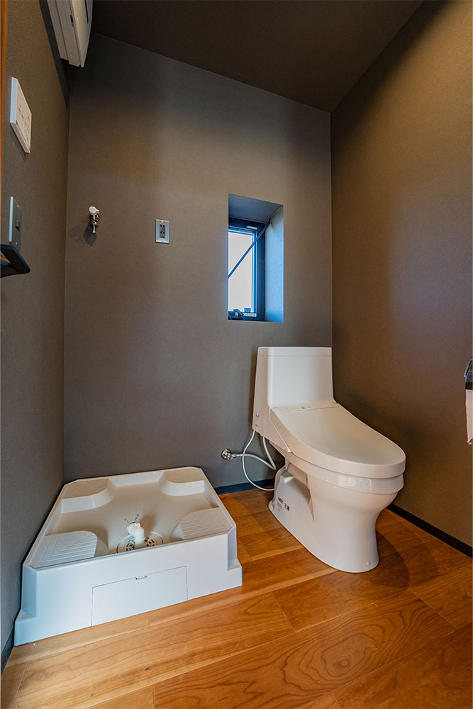 洗濯機置場とトイレ