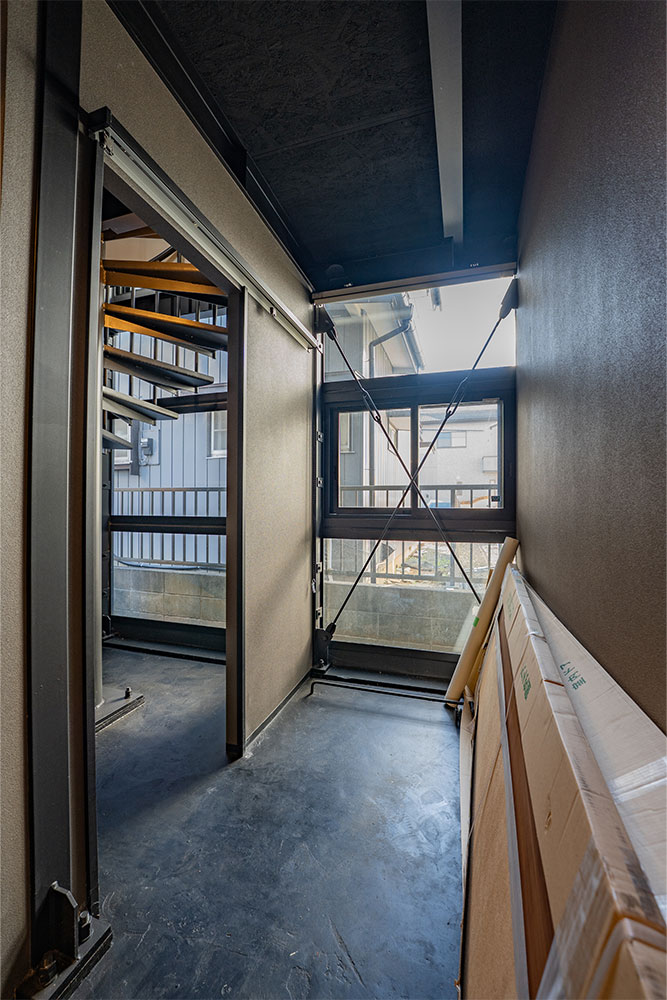 ガレージ奥の螺旋階段