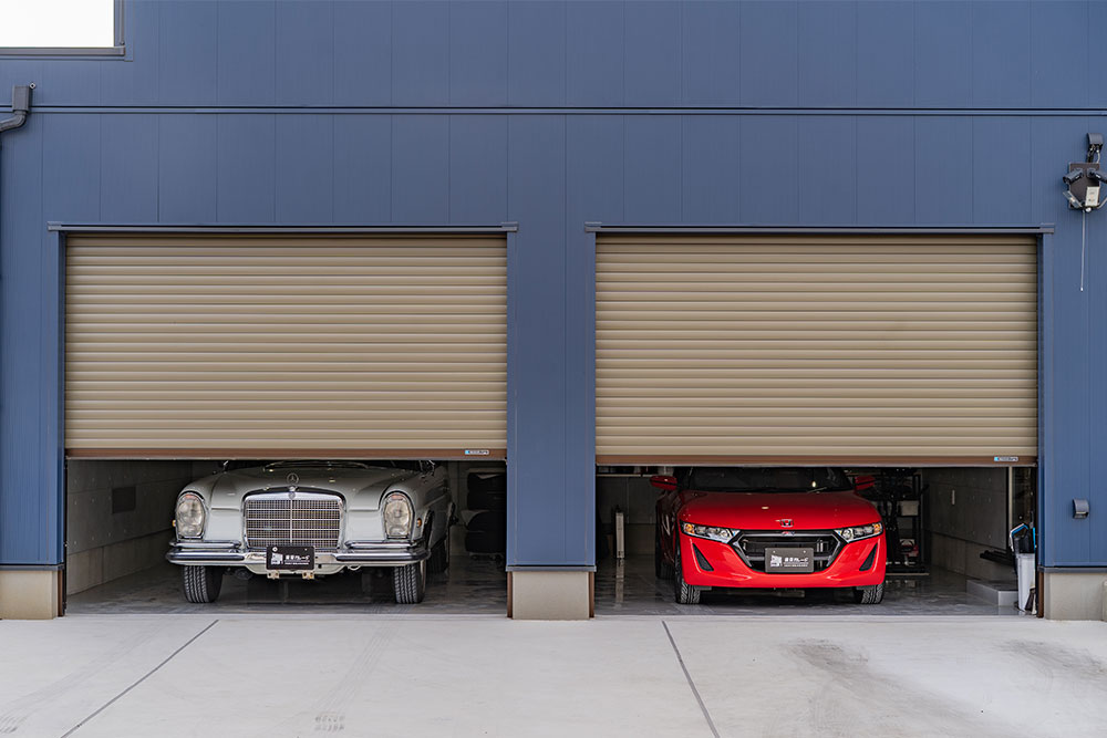 ガレージに駐車したS660 MUGEN RA＆280SE 3.5 Coupe