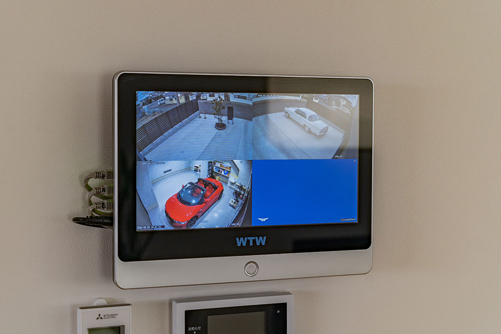 防犯カメラの確認モニター
