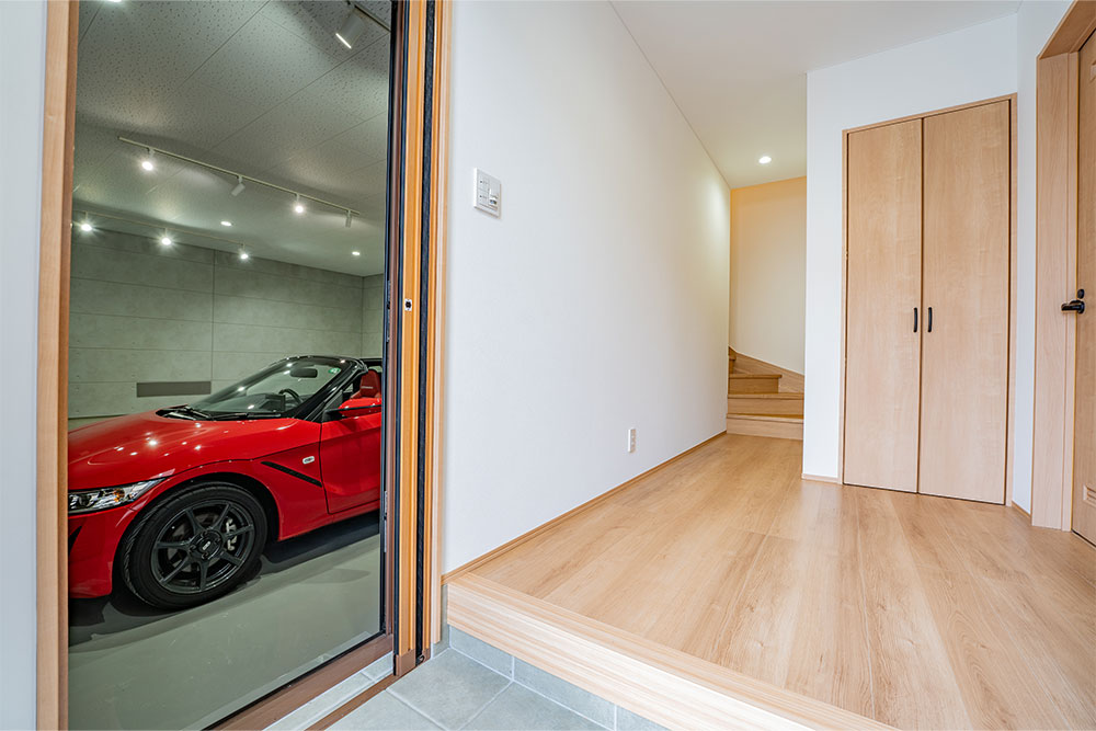 玄関から見たガレージ