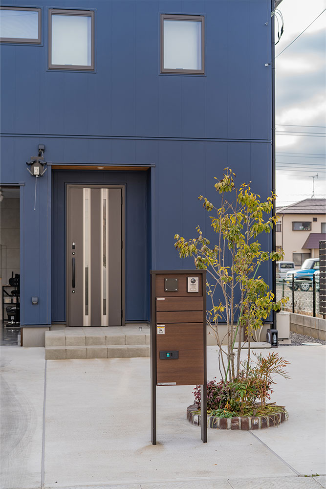 宅配ボックスと玄関外観