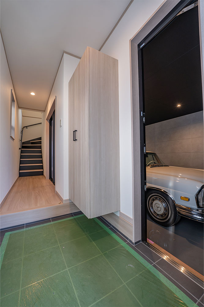 玄関から見たガレージ