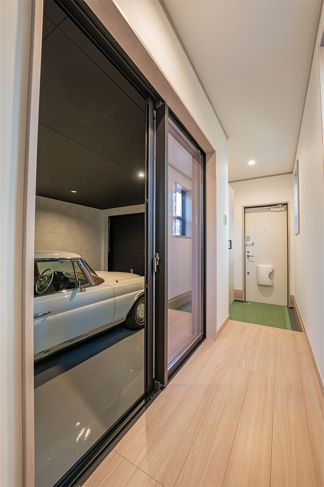 廊下から見たガレージ