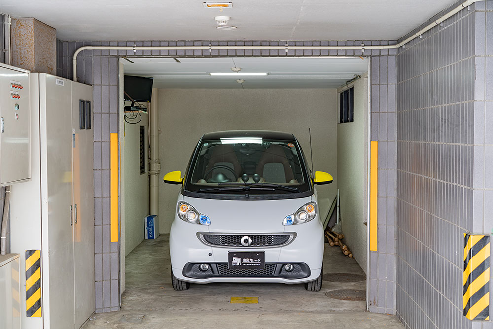ガレージに駐車したSmart