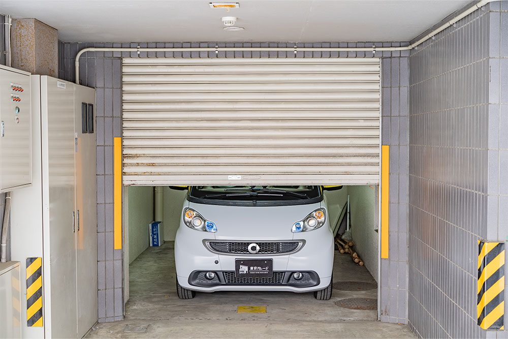 ガレージに駐車したSmart