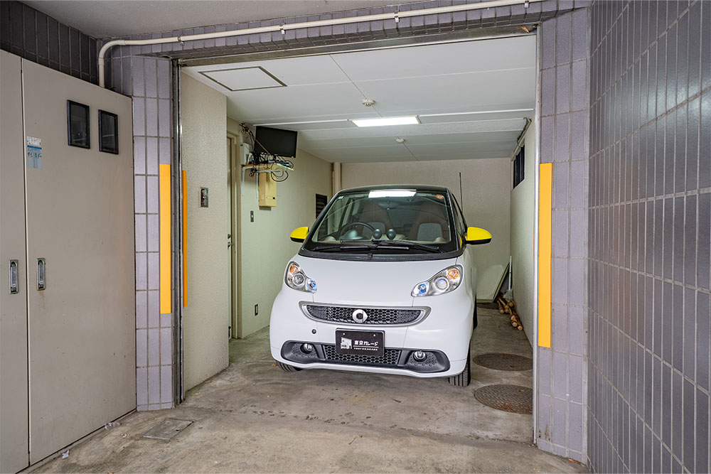 ガレージに駐車したSmart