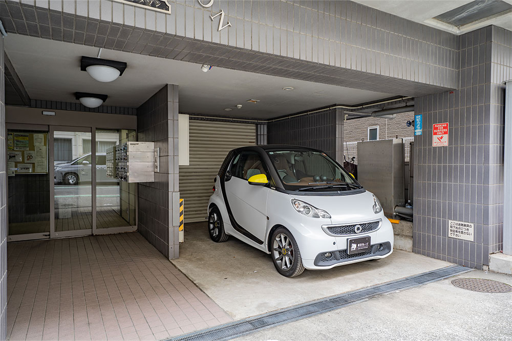 ガレージ前の屋外駐車スペース