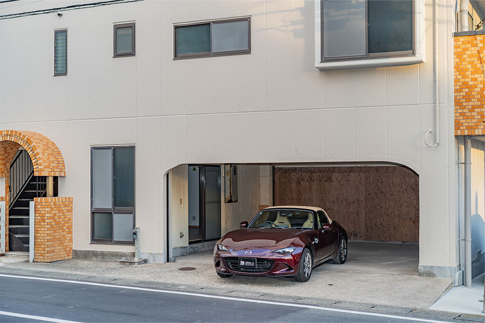 神奈川県横須賀市佐島1丁目のガレージ付きマンション「ベイサイド佐島」とNDロードスター