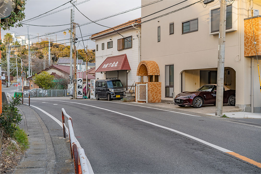 ガレージ前道路(県道213号)の様子