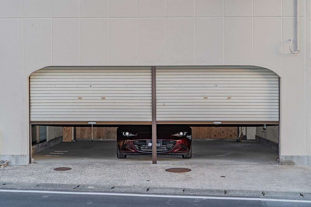 ガレージに駐車したNDロードスター