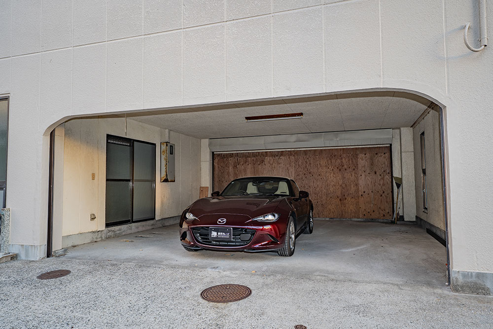 ガレージに駐車したNDロードスター