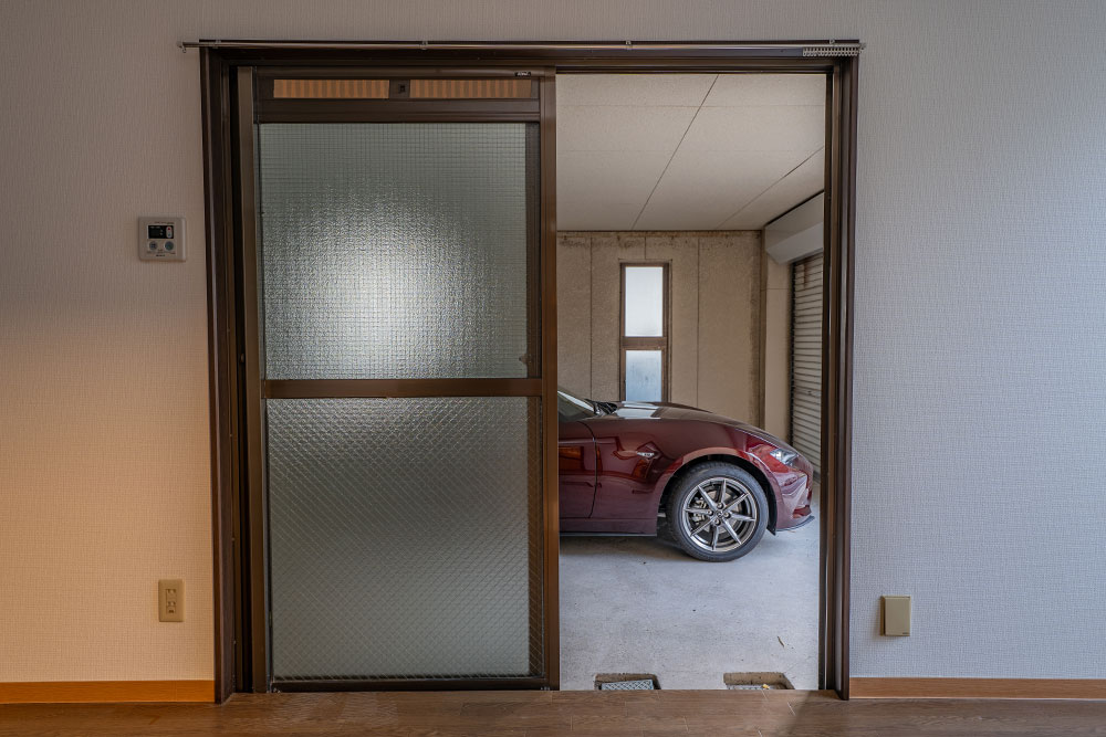 居室から見たガレージ