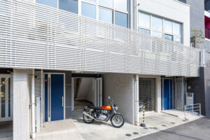 二輪2戸/四輪1戸、文教地区に佇むガレージハウス｜白山駅 歩5分