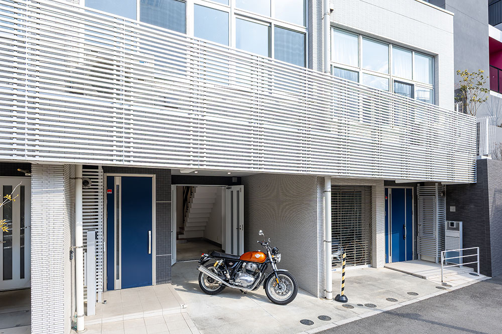 東京都文京区白山のガレージ付き賃貸物件「ガーデンテラス白山」とRoyal Enfield_INT650