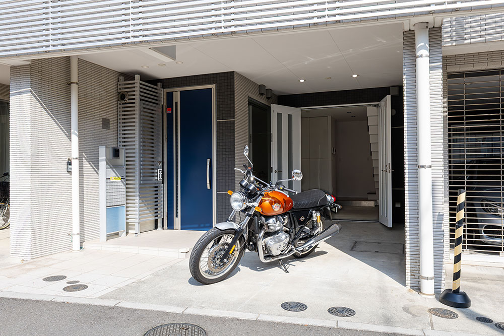 ガレージを出発するRoyal Enfield_INT650