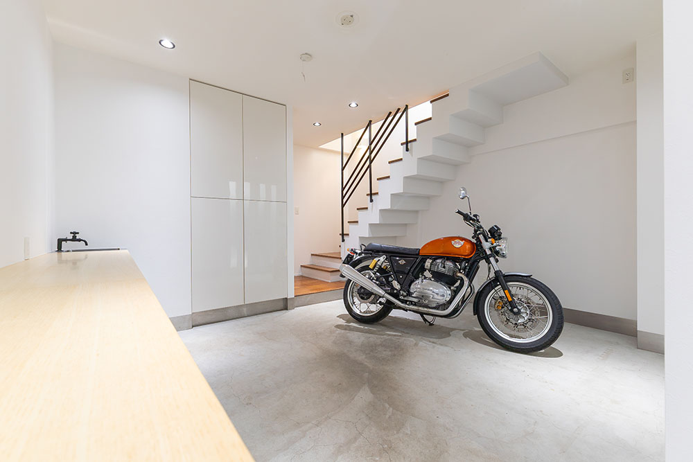 ガレージに駐車したRoyal Enfield_INT650