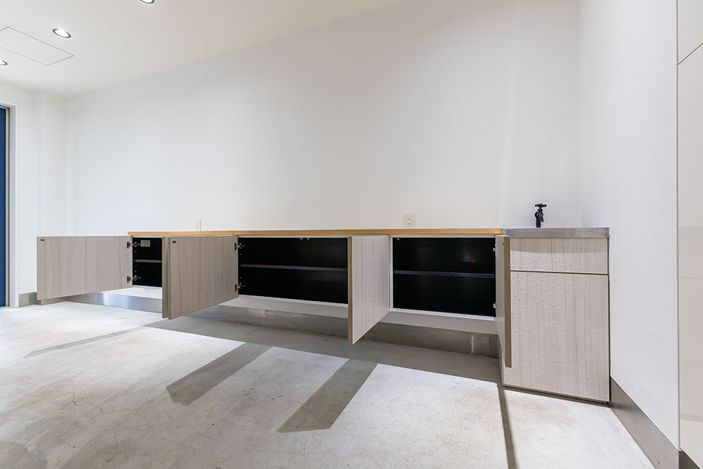 ガレージのカウンター収納