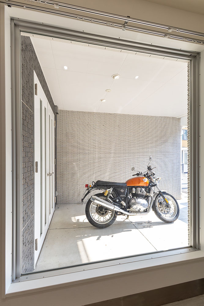 ガレージから駐車場を望む窓