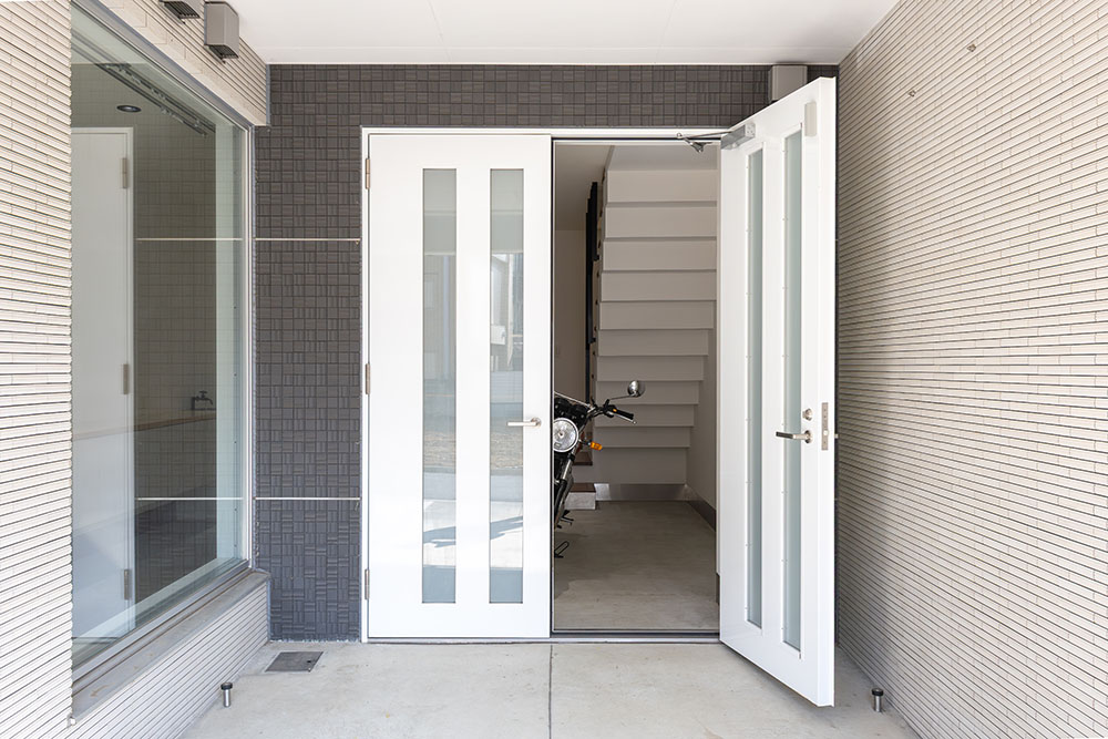 ガレージに駐車したRoyal Enfield_INT650