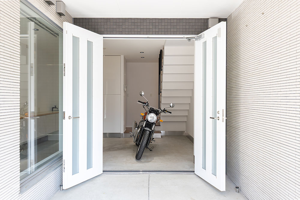 ガレージに駐車したRoyal Enfield_INT650