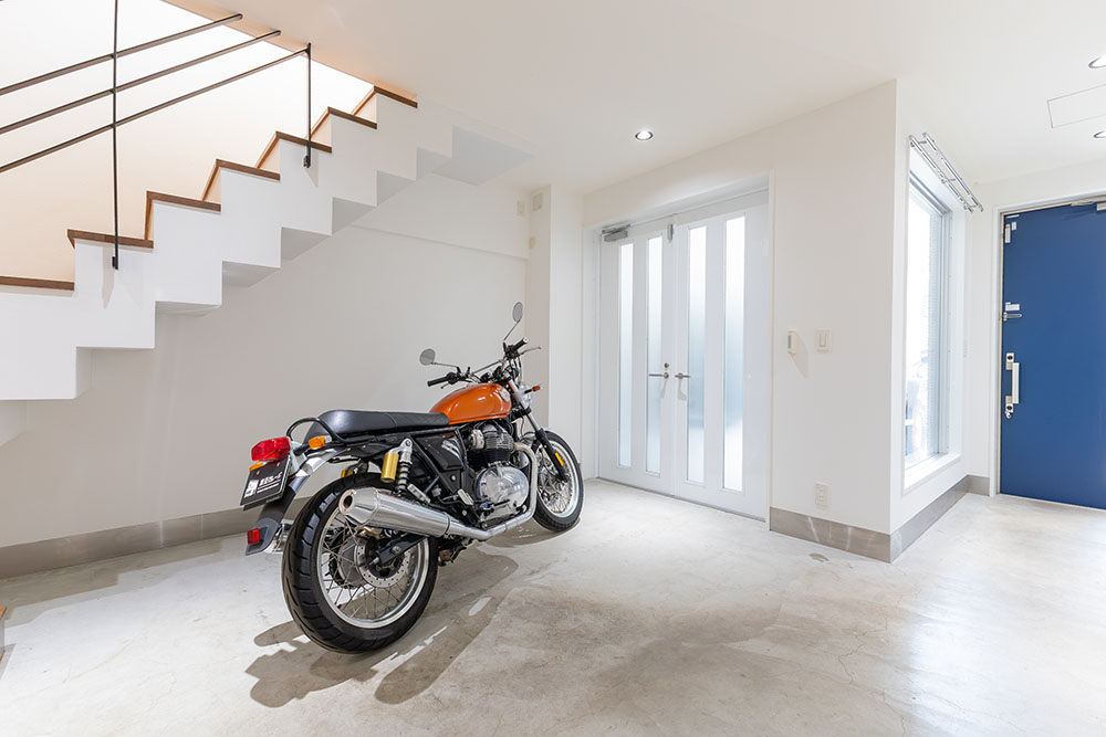 ガレージに駐車したRoyal Enfield_INT650