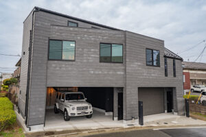 鎧張り×レンガ壁、吹抜け1R+並列2台ガレージ｜京王堀之内駅 歩12分