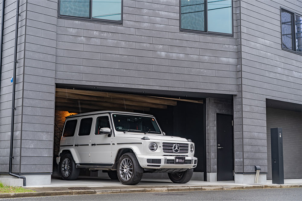 ガレージを出発するGクラス