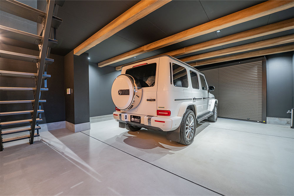 B号室のガレージに駐車したGクラス