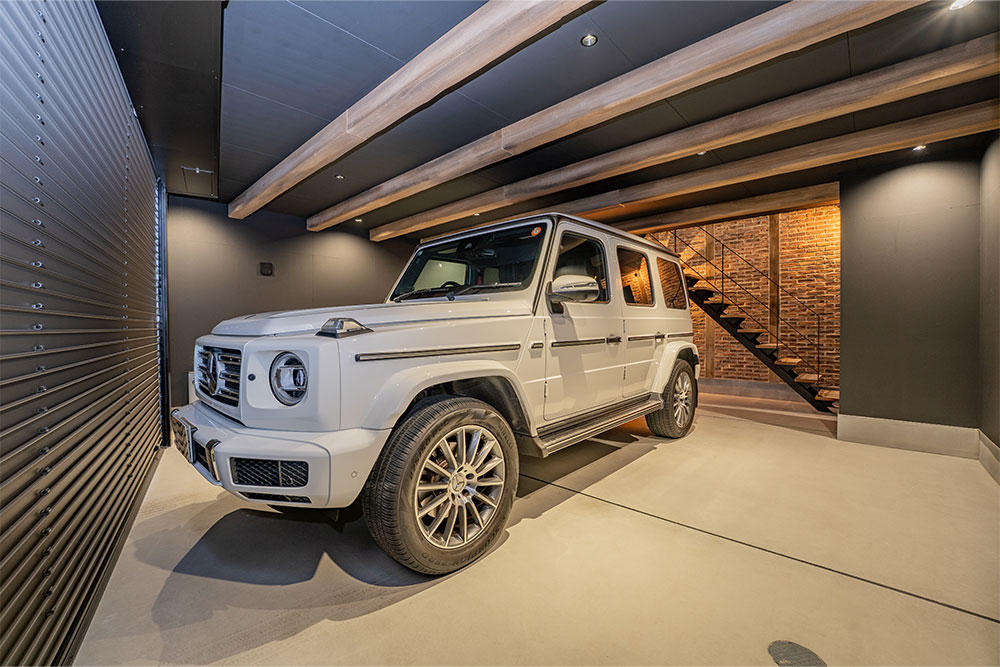 B号室のガレージに駐車したGクラス