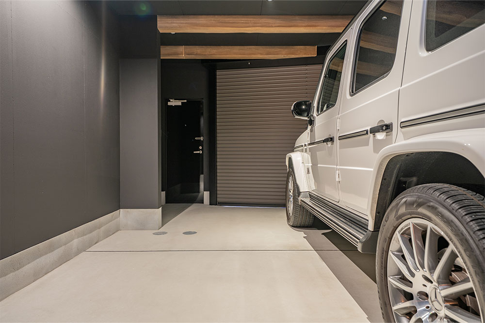 B号室のガレージに駐車したGクラス