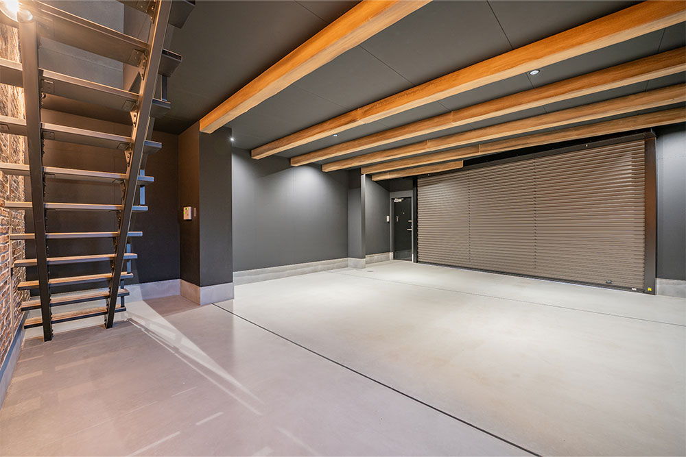 B号室のガレージ内観